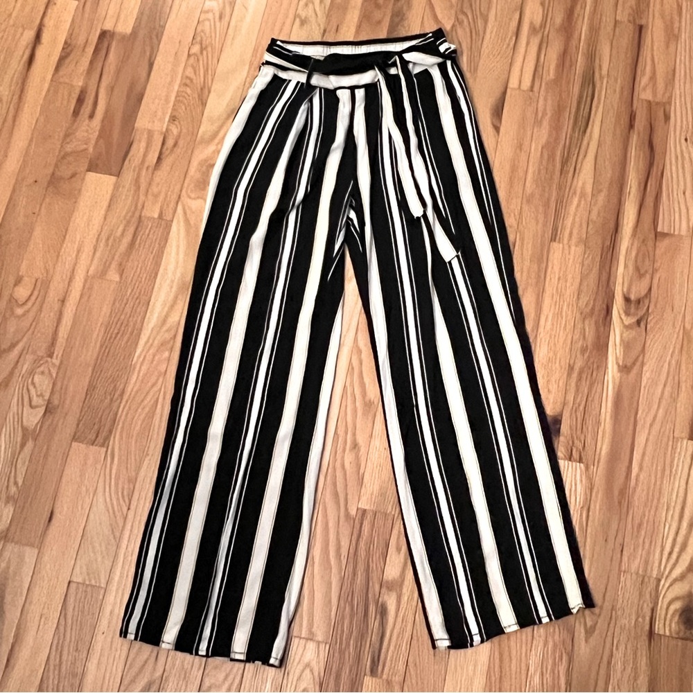 Wide leg flowy dress pants size small black white and yellow striped